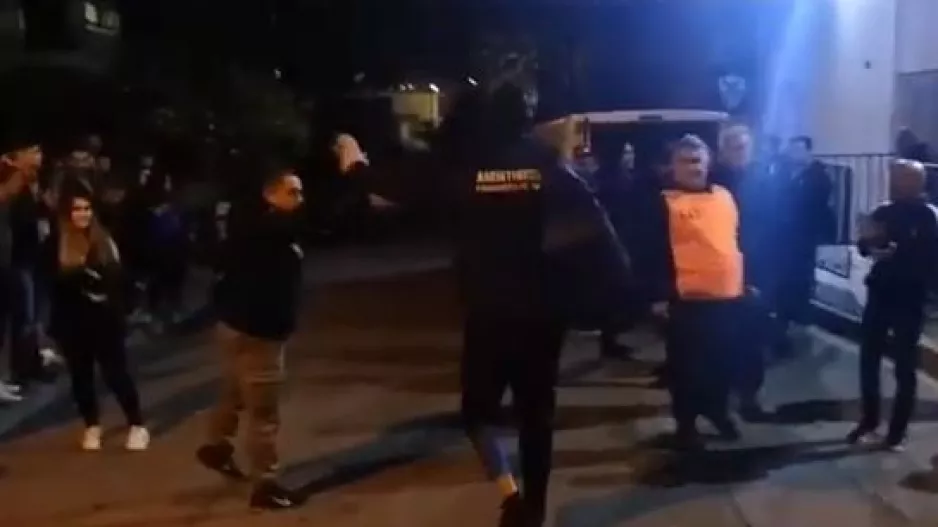 ANO/Αποχώρησε με δεμένο πόδι, "πήρε" τα μπράβο των οπαδών! (βίντεο)