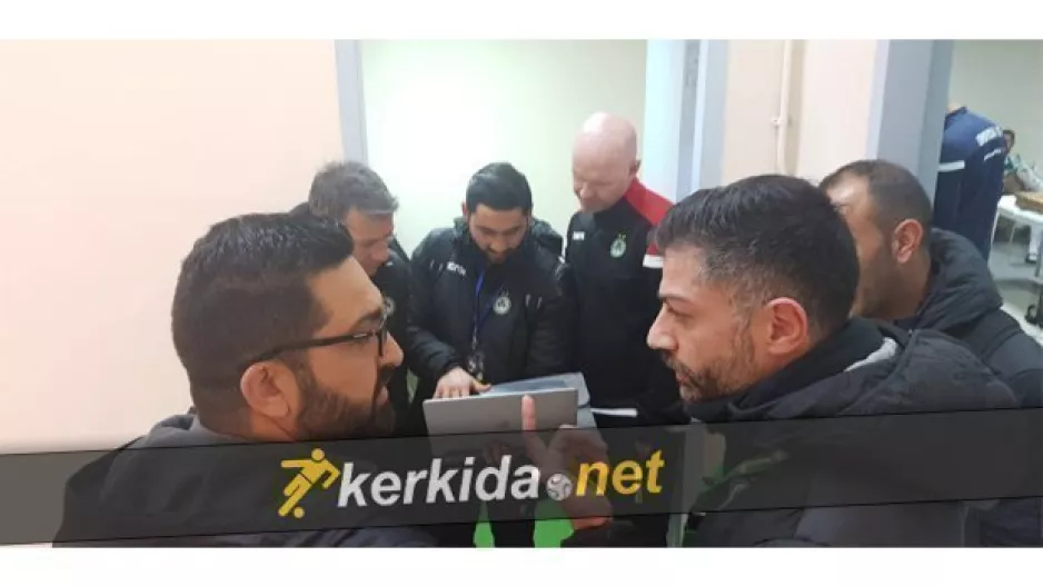 (ΦΩΤΟΣ) Μπεργκ και συνεργάτες στο laptop για τις αμφισβητούμενες φάσεις!