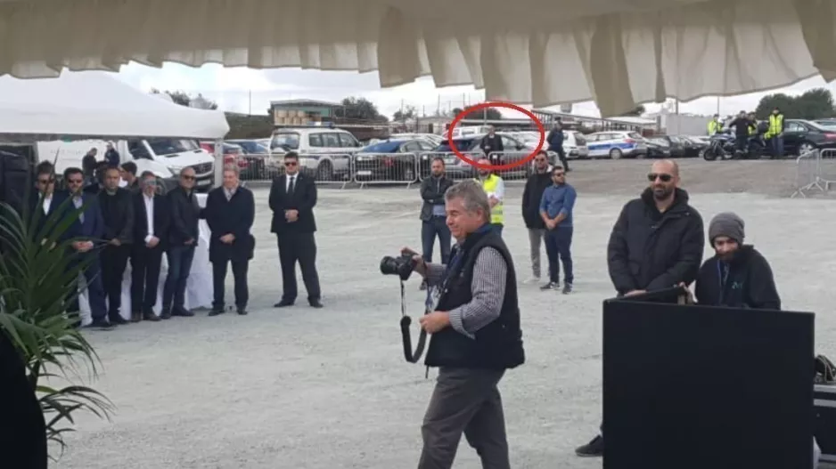 Μακριά από τους... επίσημους με μεγάλο παράπονο