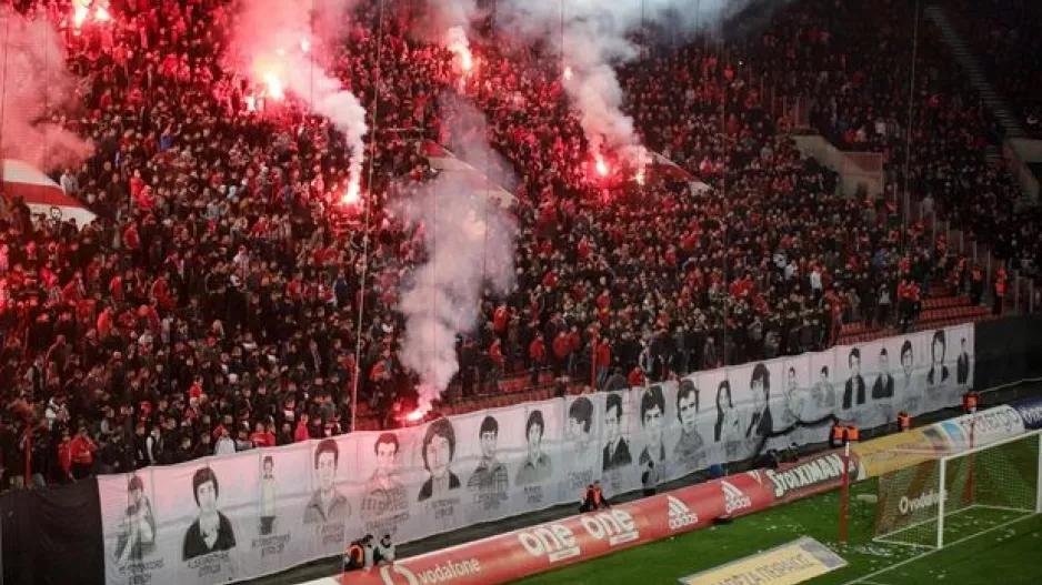 (ΒΙΝΤΕΟ) Συγκίνηση και δάκρυα στη μνήμη των θυμάτων της Θύρας 7