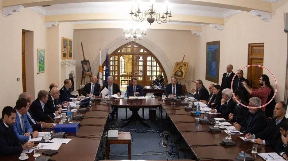 ΚΟΚΚΙΝΟ στο... Προεδρικό!!!
