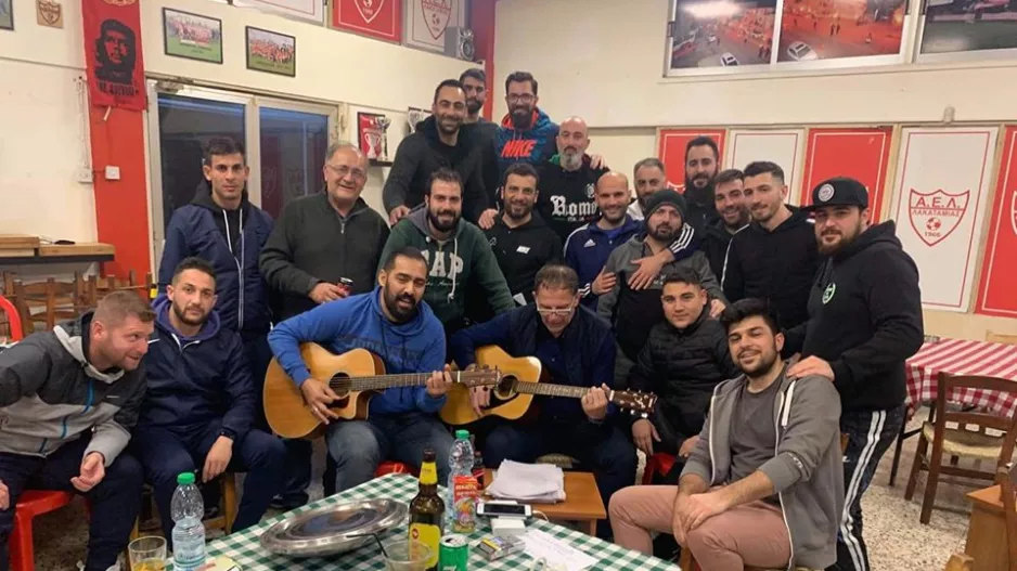 Δεξίωση... με κιθάρα και τραγούδι