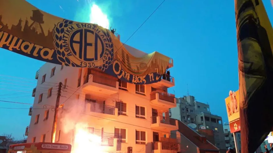 ΘΥΡΑ 3: "Φαρσοκωμωδία/Ο κόσμος αηδίασε, γύρισε την πλάτη"