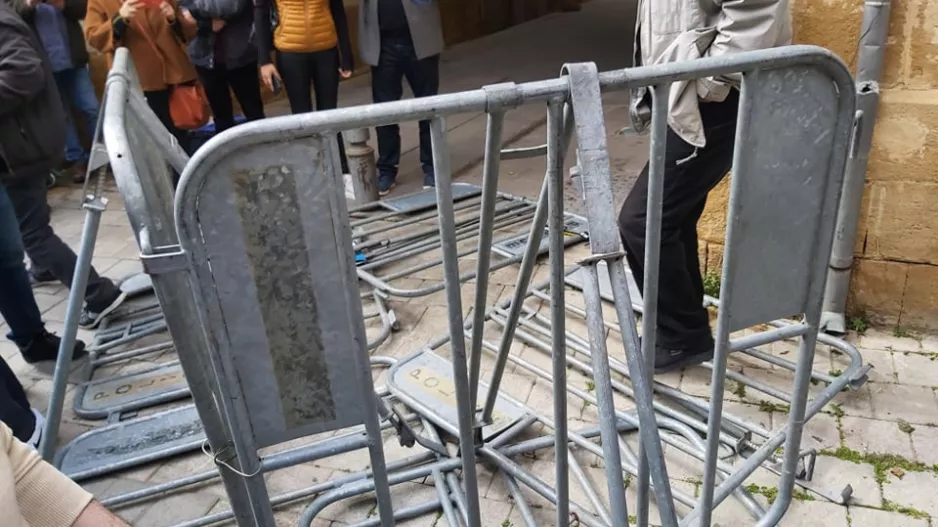 (ΦΩΤΟΣ/ΒΙΝΤΕΟ) Πολίτες άνοιξαν το οδόφραγμα της Λήδρας! 