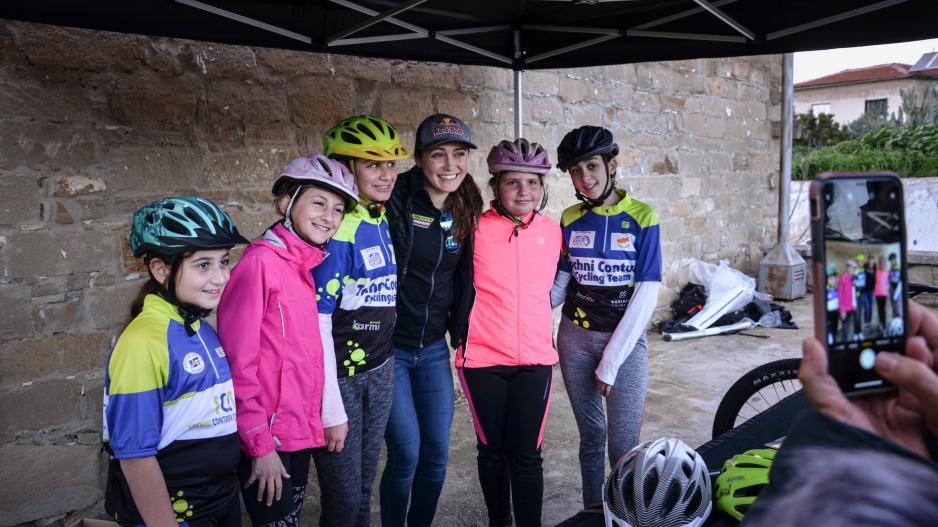 Η Παγκόσμια Πρωταθλήτρια Kate Courtney συναντήθηκε με μικρούς ποδηλάτες