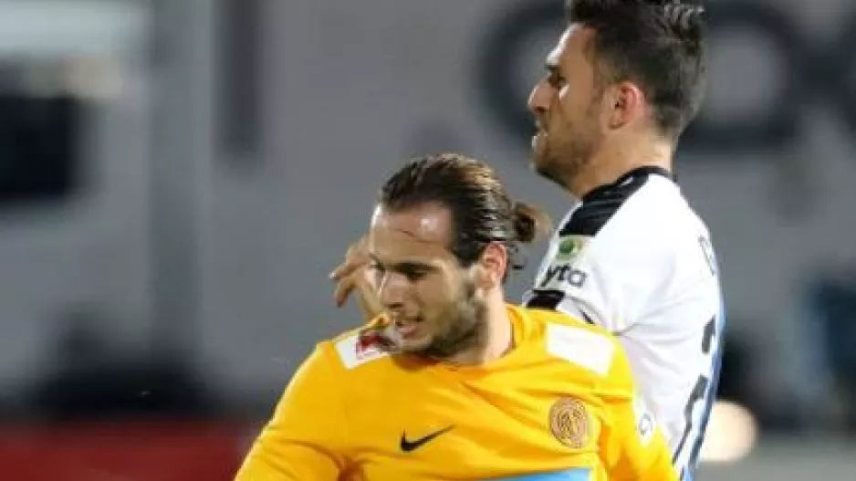 Στο ΑΠΟΕΛ-Απόλλων