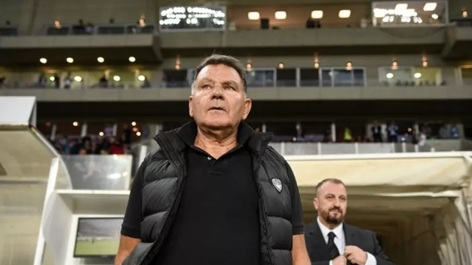 "Τι κάνει ο Ντέμης εκτός από το να μεταφέρει την τραγουδίστρια σύζυγο του;"
