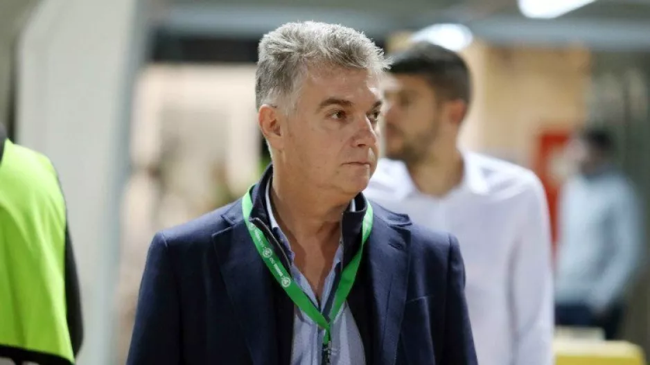 Παρακολουθεί από... μακριά