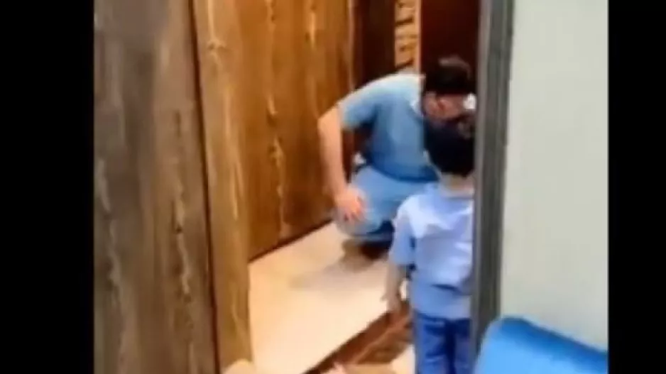 Πατέρας γιατρός κλαίει γιατί δεν άφησε το παιδί του να τον αγκαλιάσει... 