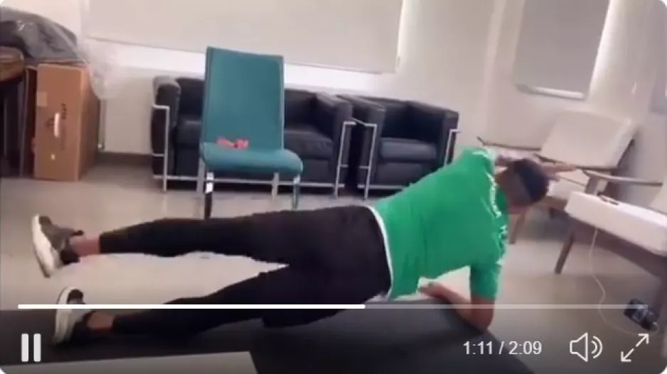 (Βίντεο) Ο Τιάγκο γυμνάζεται στο σπίτι