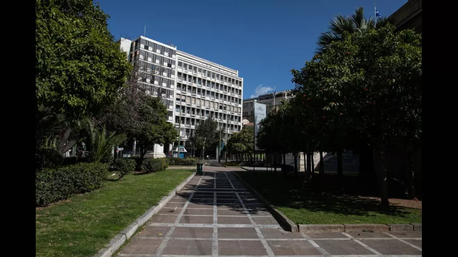 ΕΛΛΑΔΑ/ Απομακρύνεται από το "κακό σενάριο" τύπου Ιταλίας