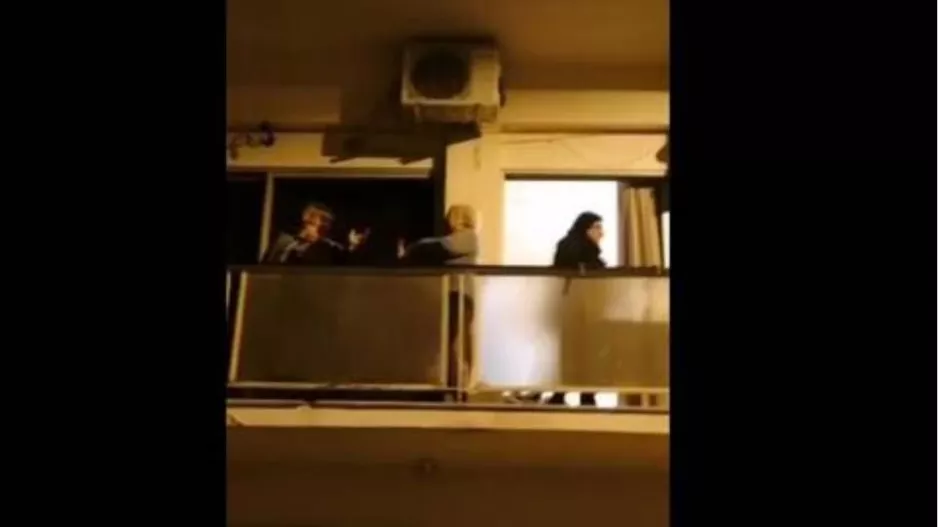 Γιαγιάδες βγήκαν στα μπαλκόνια και τραγουδούν «ο χάρος βγήκε παγανιά»