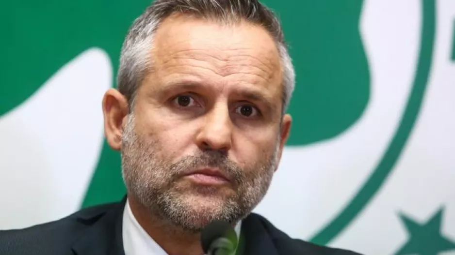 ΕΚΕΙ... κοιτάει ο Ρόκα