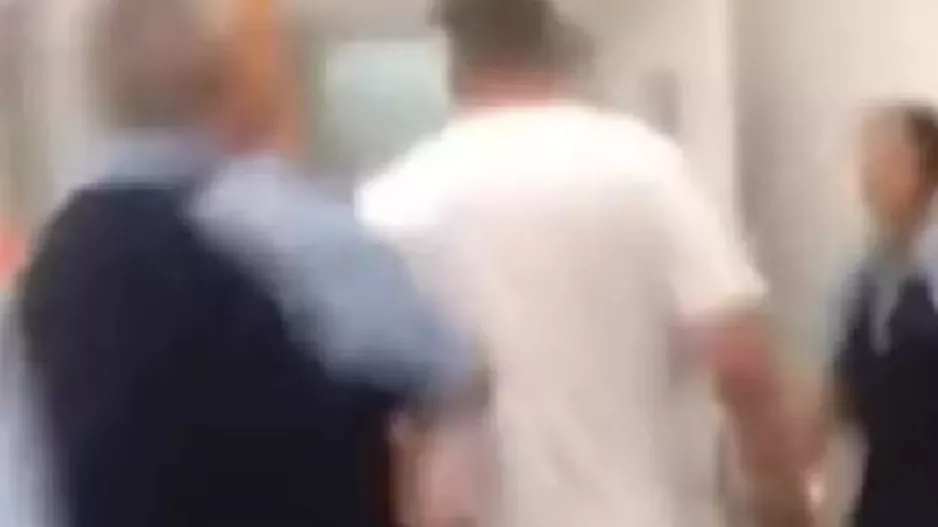 Τύπος μπαίνει σε τμήμα και βήχει στα ψέματα λέγοντας πως έχει κορωνοϊό (βίντεο)