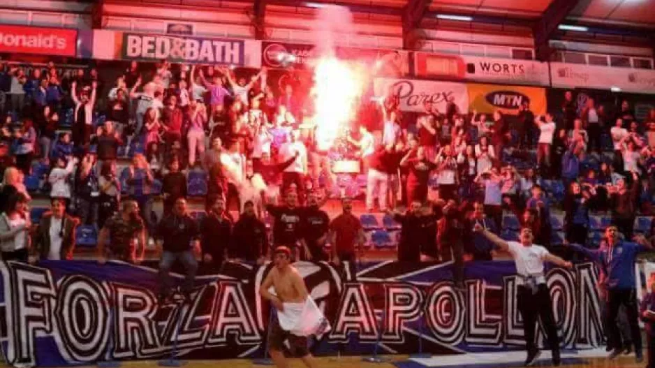 ΘΥΡΑ 1: "Όλοι στο πάρτι την Παρασκευή"