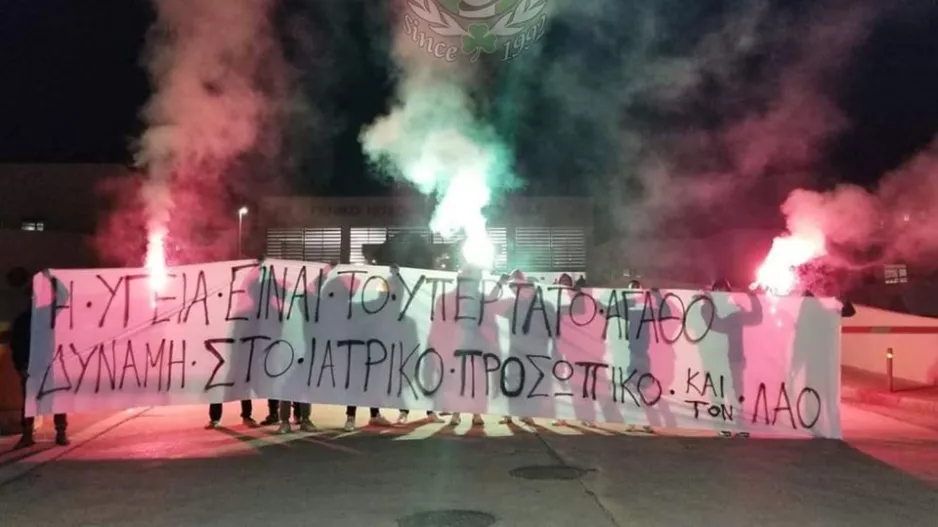 ΘΥΡΑ 9: Έξω από τα δημόσια νοσοκομεία με πανό για τους αφανείς ήρωες! 