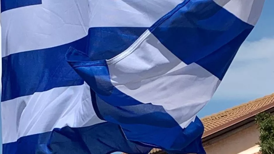 Υψώνουμε περήφανα την Ελληνική
