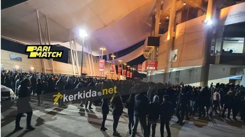 ΑΠΟΕΛ/Το αδιαχώρητο έξω από το ΓΣΠ για εισιτήρια! (φώτος)