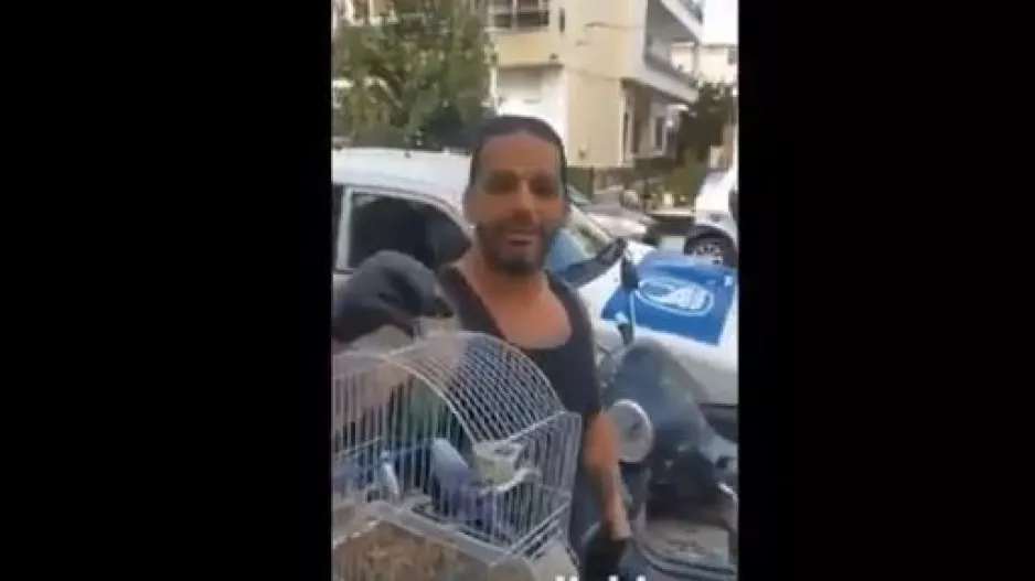 Κορωνοϊός/ΑΠΙΣΤΕΥΤΟ: Έβγαλε τον παπαγάλο του βόλτα! (βίντεο)