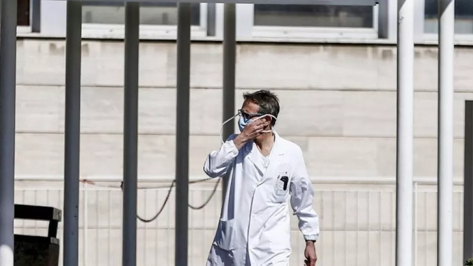 Ιταλός γιατρός βγάζει σέλφι ύστερα από 13 ώρες στο νοσoκομείο/ΦΩΤΟ
