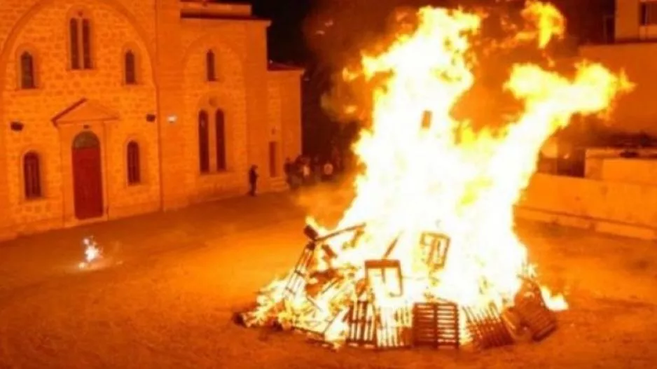 Λευκωσία/ Επίθεση νεαρών σε αστυνομικούς για τις λαμπρατζιές