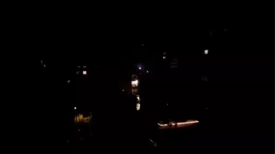 «Πάρτι» στα μπαλκόνια με dj, πυροτεχνήματα και... Λευτέρη Πανταζή!