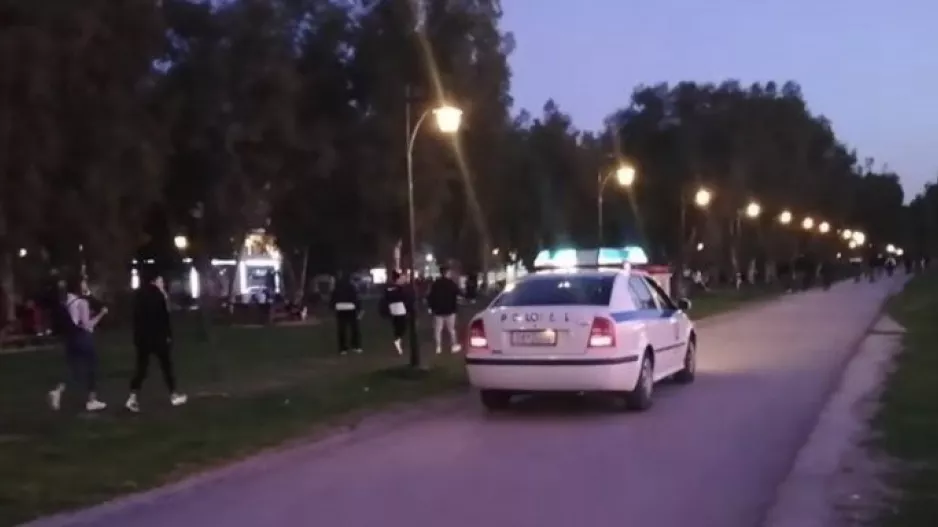 ΠΑΤΡΑ/ Αστυνομικοί με μεγάφωνα ζήτησαν απ' τον κόσμο να φύγει από πάρκο (Βίντεο)