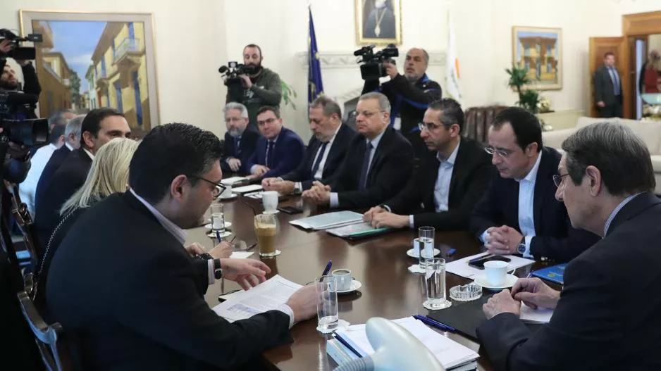 Κρίσιμη σύσκεψη: Και άλλα μέτρα; Ό,τι πει η επιστημονική ομάδα 