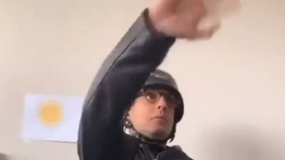 “Χτύπησε” με... κράνος στο TikTok ο Κρίστοφερ/ΒΙΝΤΕΟ 