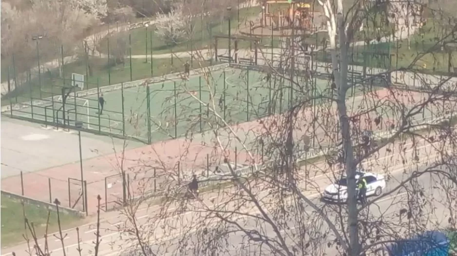 Αντί καραντίνα έπαιζαν μπάλα και έκαναν εξυπνάδες/ΥΠΟΧΡΕΩΤΙΚΗ η χρήση μάσκας! 