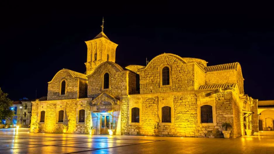 Κεκλεισμένων των θυρών αύριο...
