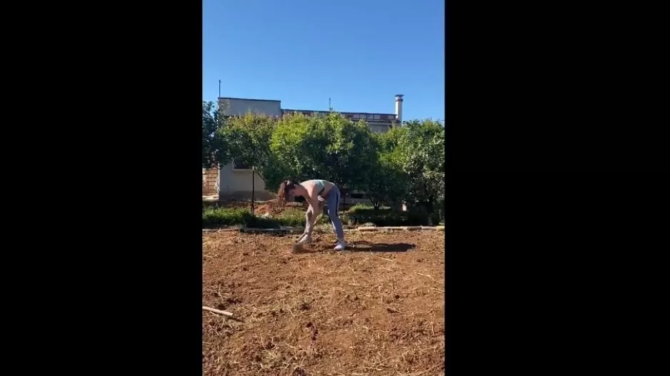 Με τσάπα σε χωράφι προπονείται η Στεφανίδη! (βίντεο)