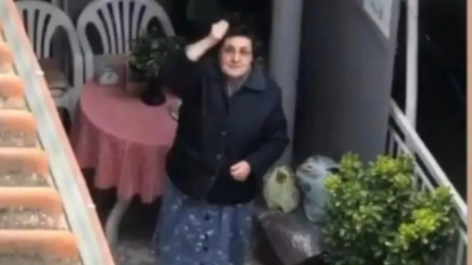 Γιαγιά φωνάζει σύνθημα στο μπαλκόνι! (βίντεο)