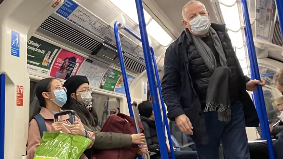 Βρετανία: Μέχρι το τέλος του έτους θα παραμείνουν οι κοινωνικοί περιορισμοί