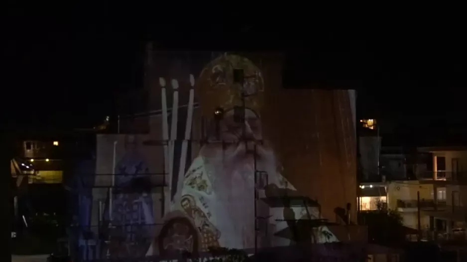 Σπίτι με γιγαντοοθόνη και... γιόρτασαν την ΑΝΑΣΤΑΣΗ!  