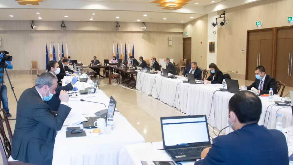 Με μάσκες και γάντια στο υπουργικό/ΦΩΤΟΣ