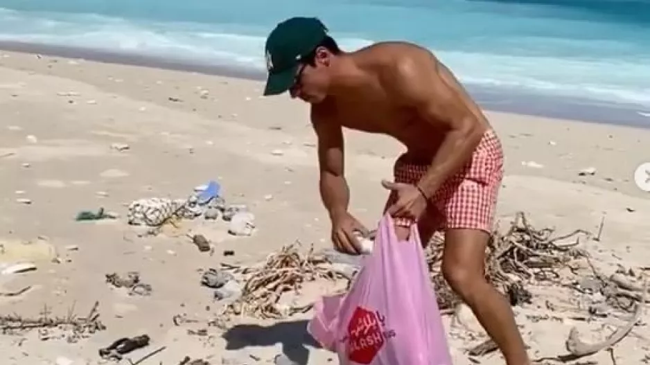 Πρώην "δικός μας" μαζεύει σκουπίδια από παραλία! (ΒΙΝΤΕΟ)