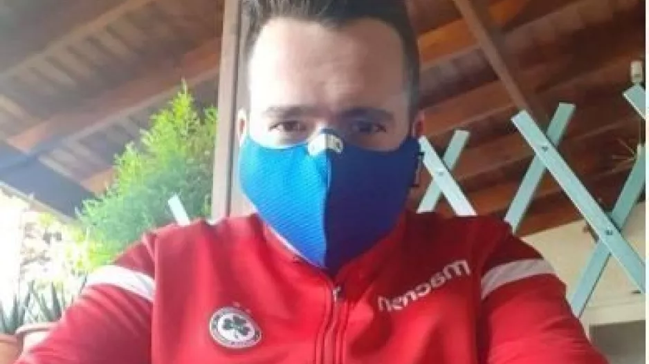 Με ΜΠΛΕ... μάσκα