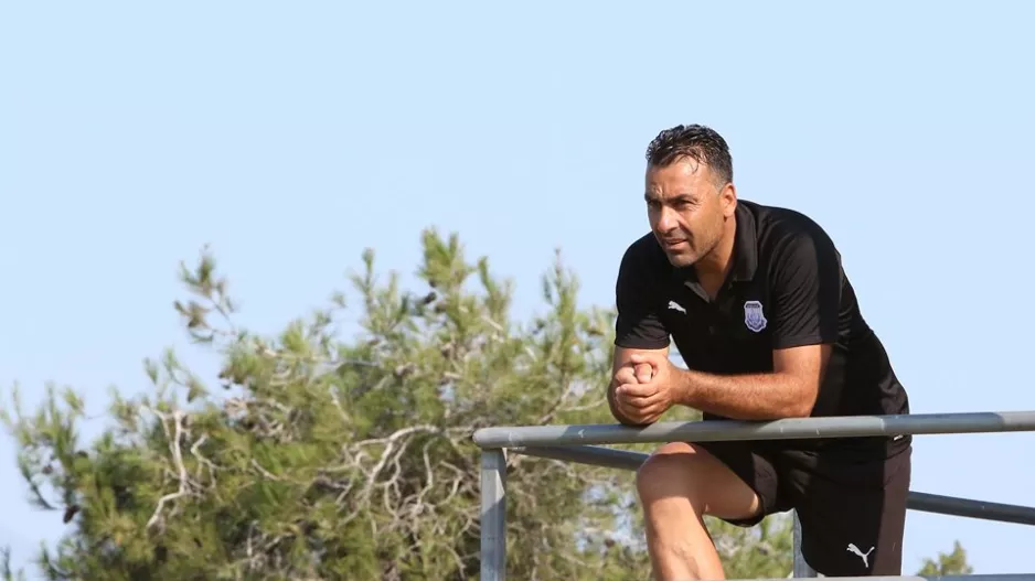 Ο Σωφρόνης παρακολουθεί και... περιμένει