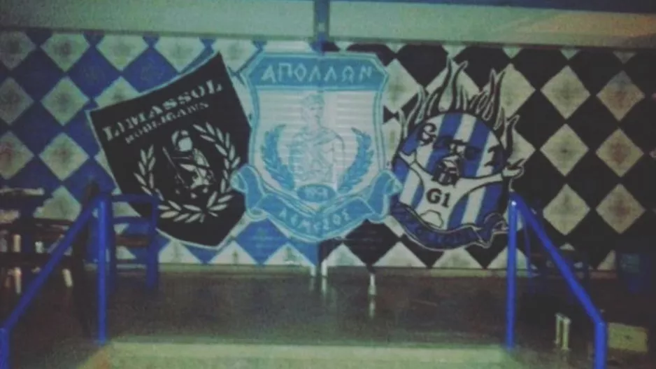 ΘΥΡΑ 1/"Κρεμάστε στα μπαλκόνια σημαίες του Θρύλου"