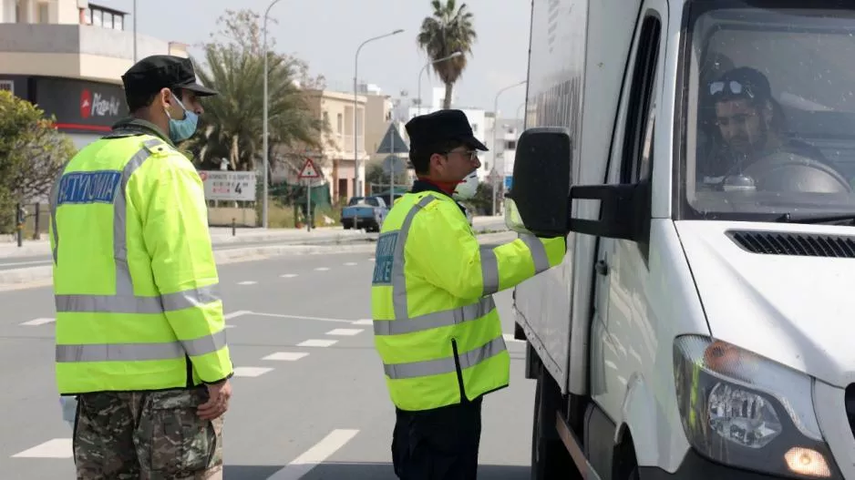 Πάνω από 100 καταγγελίες από ελέγχους σπιτιών και πεζών