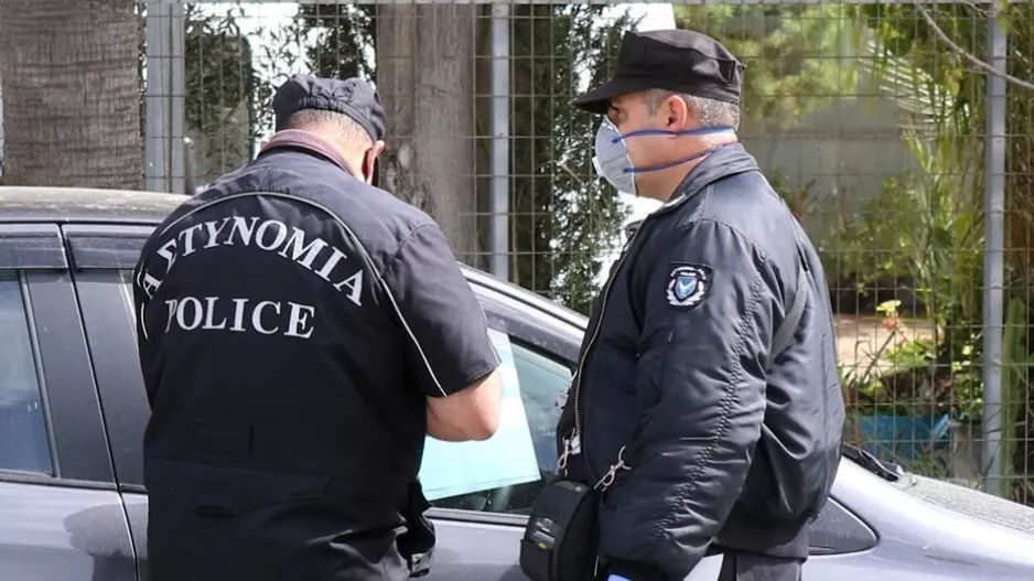 "Στον αστυνομικό με... κλειστό παράθυρο/Μαζική εξέταση των εργαζομένων υψηλού κινδύνου"