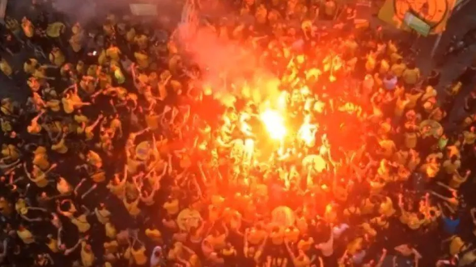 ΘΥΡΑ 3/ Βίντεο... οπαδικής τρέλας!