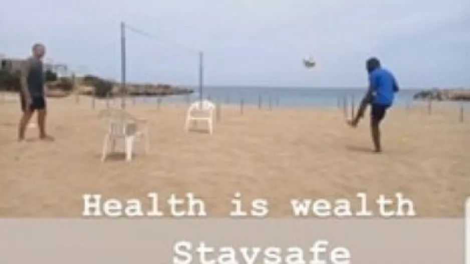 (ΕΝΠ) Ποδοβόλεϊ στην παραλία/βίντεο