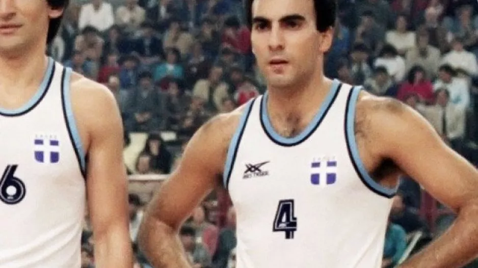 Ο Γκάλης δημοπρατεί «χρυσή» φανέλα του '87 για να ενισχύσει το σύστημα υγείας της χώρας (Φώτο)