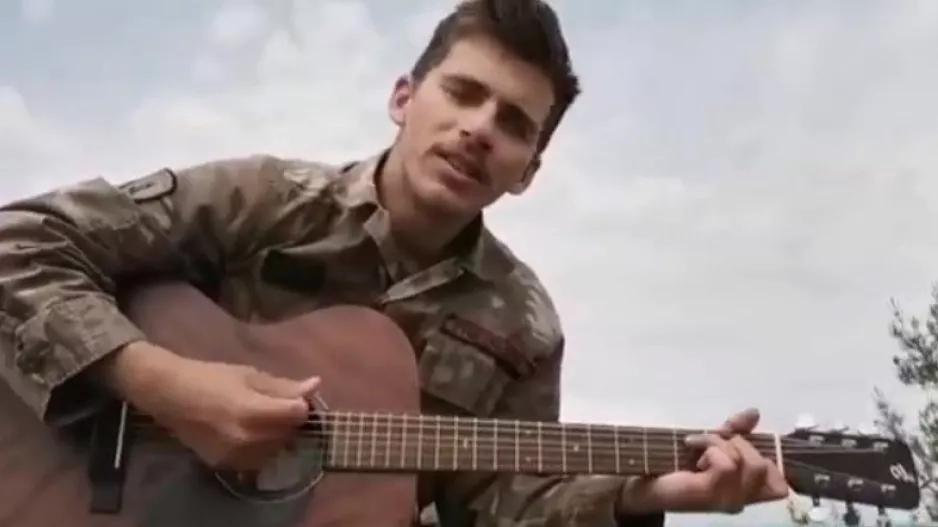 Στα χακί με την κιθάρα: “Μεγάλωσα, δεν άλλαξα…“ (βίντεο)