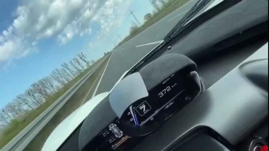 Ferrari έπιασε 372 χιλιόμετρα!!! (βίντεο)
