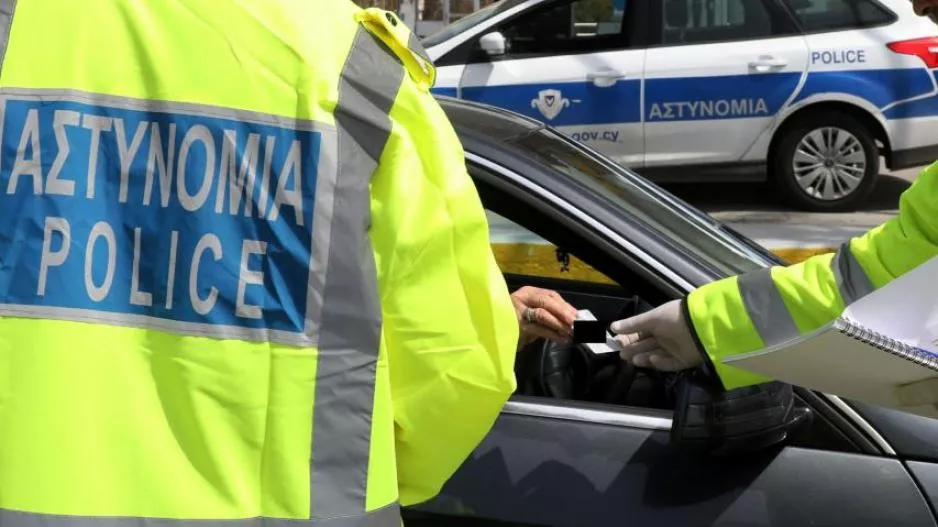 Του έκαναν έλεγχο, κάλεσε τον πατέρα του και χτύπησε αστυνομικό