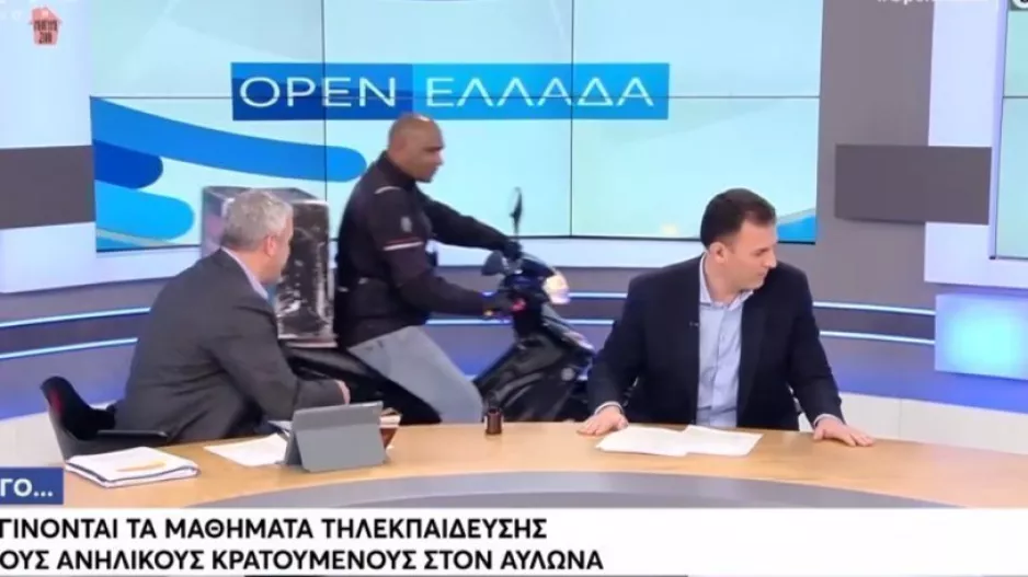 Συνέβη LIVE/Ντελιβεράς μπήκε με το μηχανάκι του στο πλατό! (BINTEO)