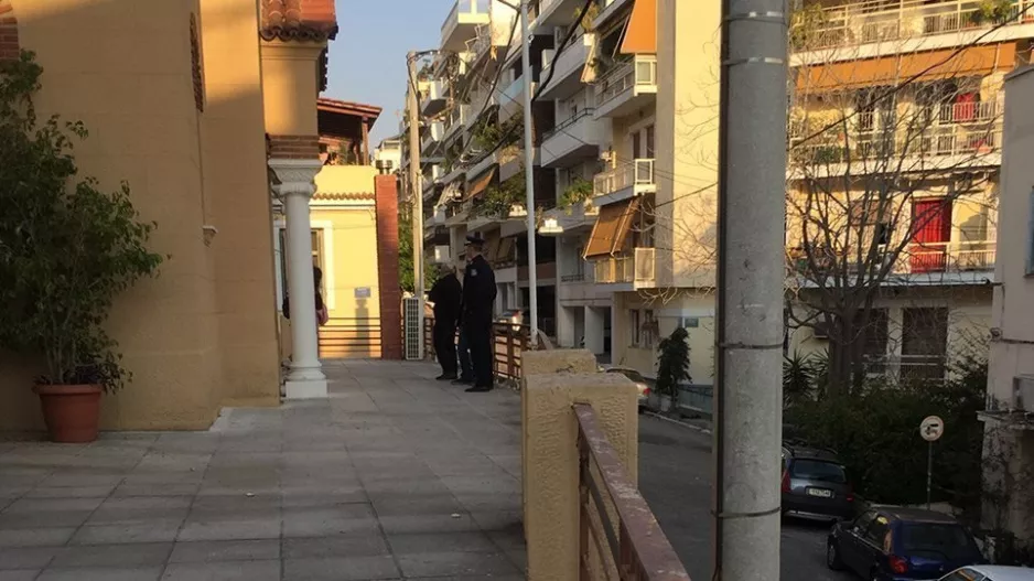 Κουκάκι: Αστυνομία έξω από το ναό όπου ιερέας κοινωνούσε πιστούς